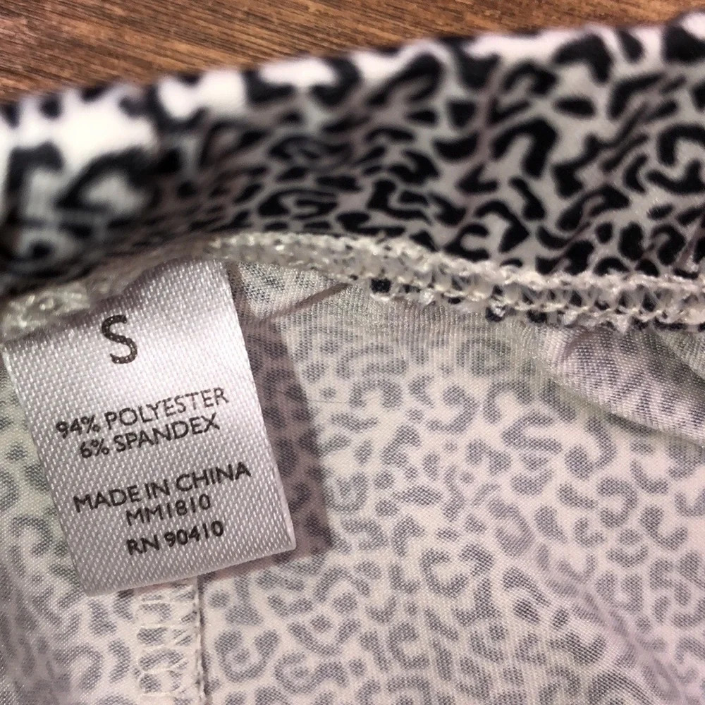 Small cozy leopard print silky night lounge shorts - Picture 3 of 6